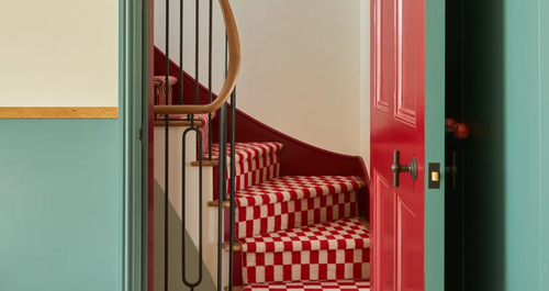 3 ιδέες για βαμμένες πόρτες που προσφέρουν “μικρές στιγμές έκπληξης”