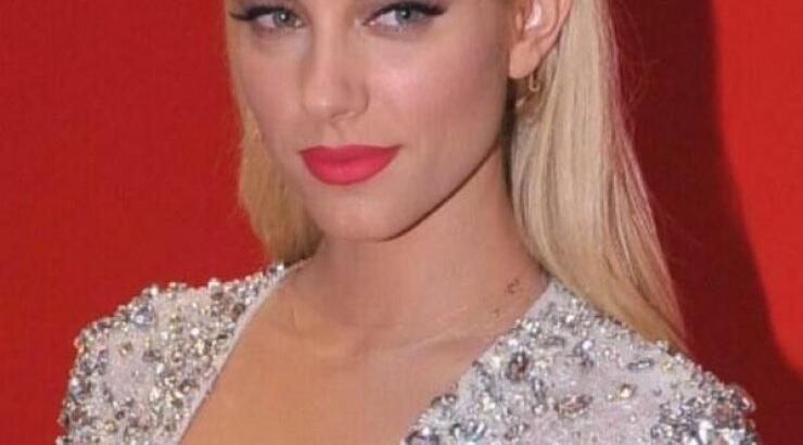 Δούκισσα Νομικού: Καρέ καρέ το παραπάτημά της και πώς γλίτωσε την πτώση