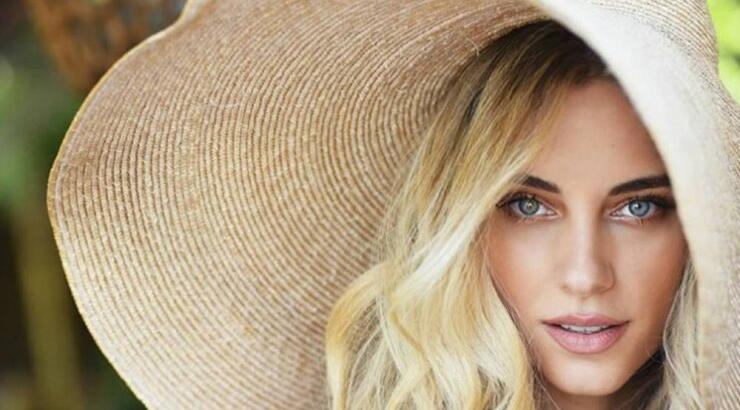 Η Δούκισσα Νομικού ποζάρει με ginger hair look! [εικόνα]