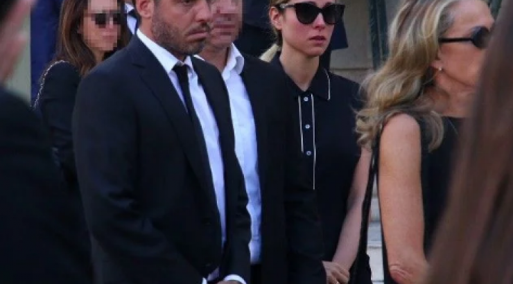 Δούκισσα Νομικού – Δημήτρης Θεοδωρίδης: Συντετριμμένοι στην κηδεία του αδερφού του νεαρού επιχειρηματία [εικόνες]