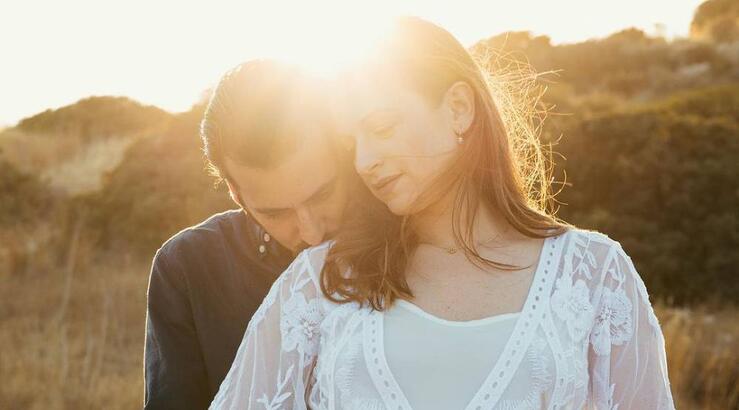 Βασίλης Χαραλάμπους: Φωτογραφίζει τη Νίκη Δραγούμη να θηλάζει τον 3 μηνών γιο τους [εικόνα]