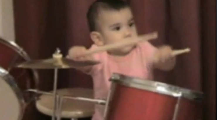 Είναι 12 μηνών και παίζει drums! 