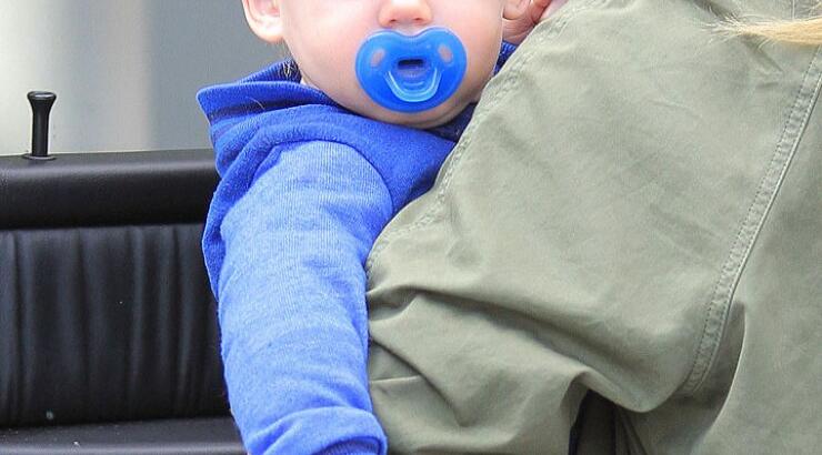 Ποιά είναι η διάσημη μαμά αυτού του μωρού; 