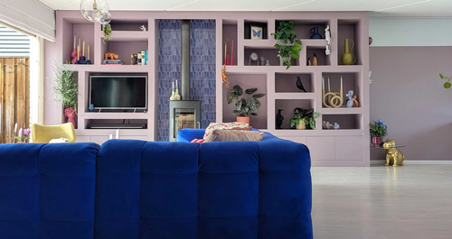 Ένα δημιουργικό ζευγάρι έφτιαξε μια πολύχρωμη όαση, σε ένα κάποτε ”πολύ μπεζ” σπίτι