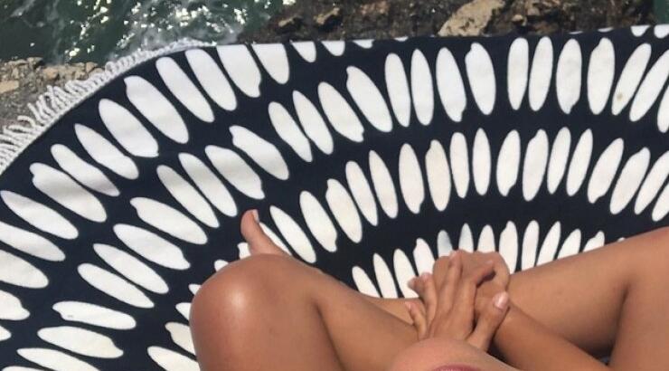 Πρωταγωνίστρια στην κυπριακή τηλεόραση πόζαρε στην παραλία γυμνή! [εικόνα]