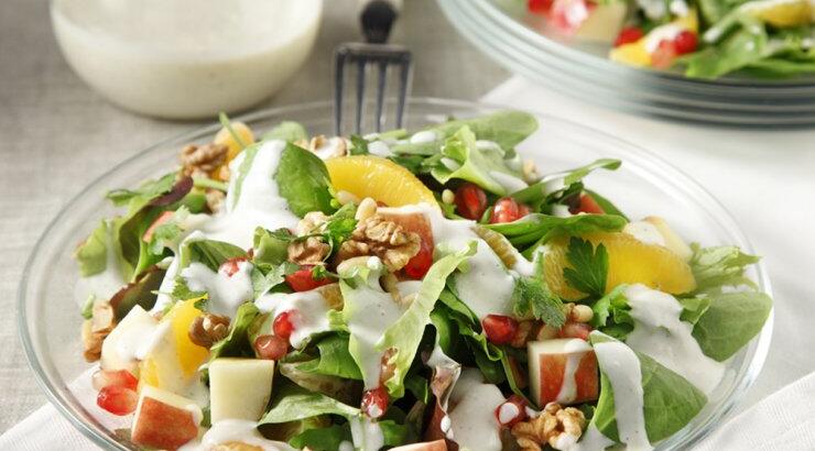 Σαλάτα με φρούτα εποχής κι ελαφριά σάλτσα Philadelphia