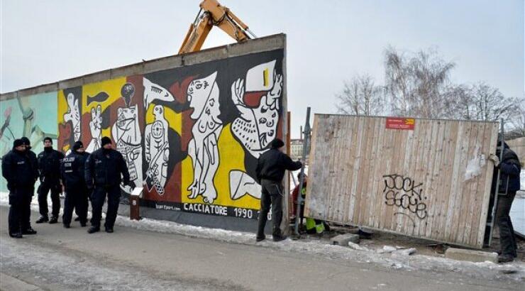 Βερολίνο: Απομακρύνθηκε τμήμα του ιστορικού Τείχους