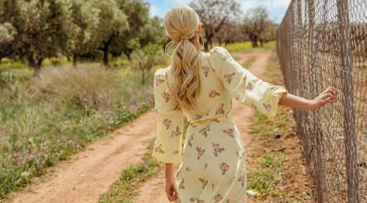 Σου βρήκαμε έξι outfits ιδανικά για το βράδυ της Ανάστασης! 