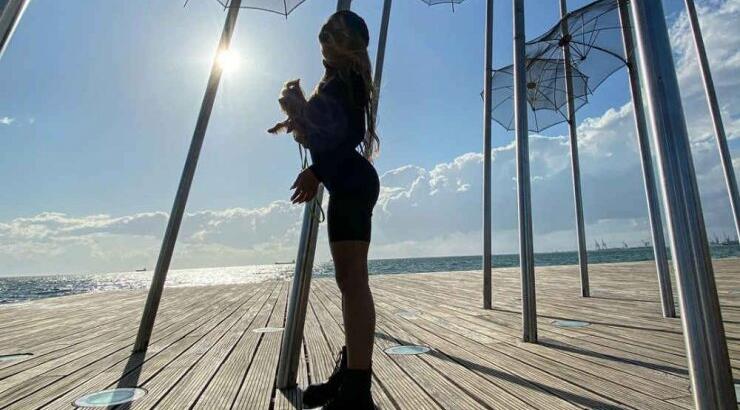 Η επώνυμη Κύπρια έβαλε καυτό μπικίνι και ανέβηκε στην ταράτσα εν μέσω lockdown!