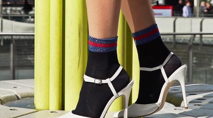 Γιατί οι κάλτσες φέτος είναι ότι πιο hot για τις εμφανίσεις μας