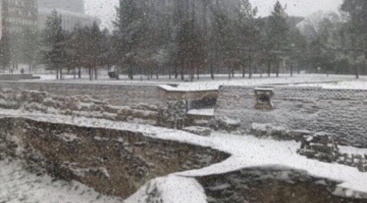 Ποια επώνυμη Κύπρια απολαμβάνει αυτό το υπέροχο κατάλευκο τοπίο! [εικόνες & βίντεο]