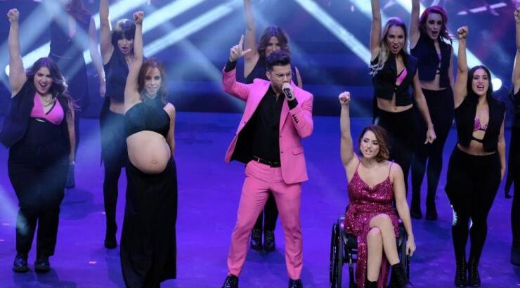 Η εγκυμονούσα Έλενα Κλαρκ εντυπωσίασε στη σκηνή των Madame Figaro Awards 2023 [βίντεο]