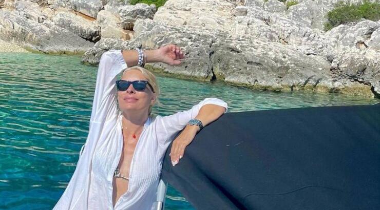 Ελένη Μενεγάκη: Που παραθερίζει η παρουσιάστρια με τα 4 παιδιά της και τον σύζυγό της;