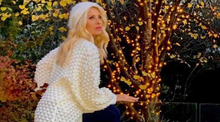 Ελένη Μενεγάκη: Έχετε δει την αυλή της που μοιάζει με παιδική χαρά; [βίντεο]