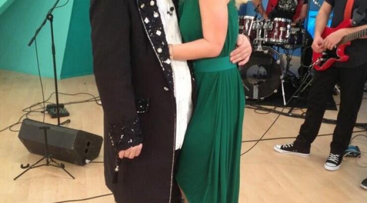 Απίστευτο: Δείτε την Ελένη Μενεγάκη να χορεύει τσιφτετέλι στο κέντρο της Αθήνας μαζί με το Μάρκο Σεφέρλη