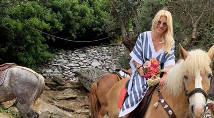 Ελένη Μενεγάκη: Πρωινές βουτιές στην Άνδρο με τη Βαλέρια στην πισίνα! [εικόνα]