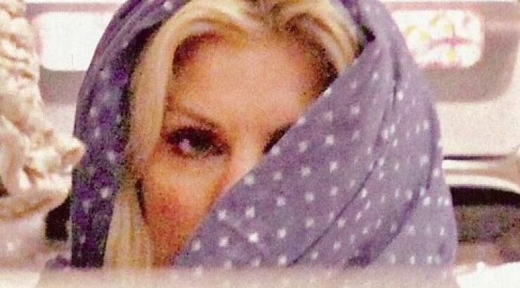 Πάλι με μαντήλα στο κεφάλι η Ελένη Μενεγάκη