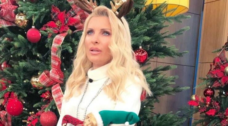 Ελένη Μενεγάκη: Δείτε την να ποζάρει μπροστά από το εντυπωσιακό δέντρο του σπιτιού της