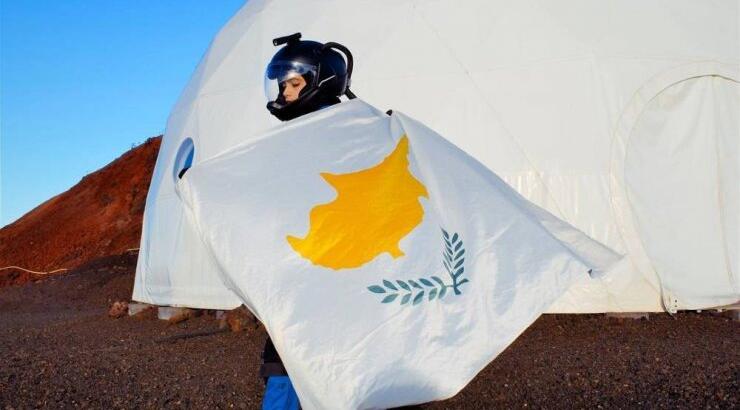 Συγκινεί η Ελένη Χαρίτωνος – Σήκωσε τη σημαία της Κύπρου στο πιο μεγάλο ηφαίστειο του πλανήτη