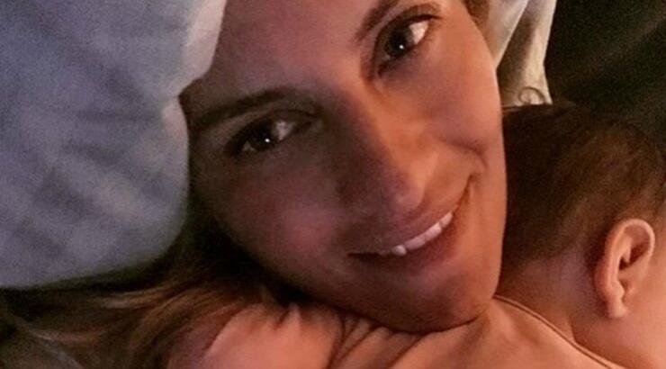 Ελεονώρα Μελέτη: Μαζί με την κόρη της στη χιονισμένη αυλή του σπιτιού της 