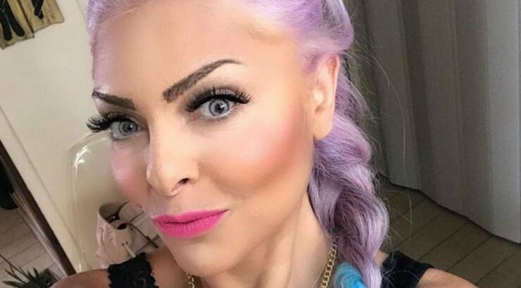 Μετά το γαλάζιο και το ροζ χρώμα στα μαλλιά η Έλια Ιωαννίδου εμφανίστηκε με νέο look! [βίντεο]