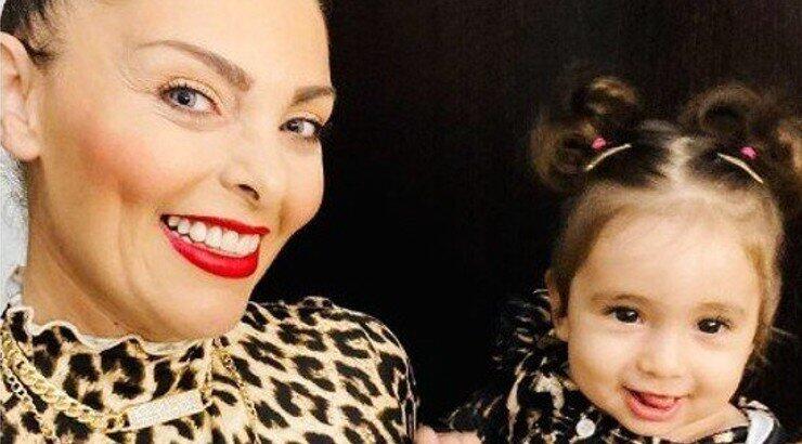 Έλια Ιωαννίδου: Η πρώτη selfie με την κόρη της για το 2023 είναι ότι πιο cute έχεις δει 