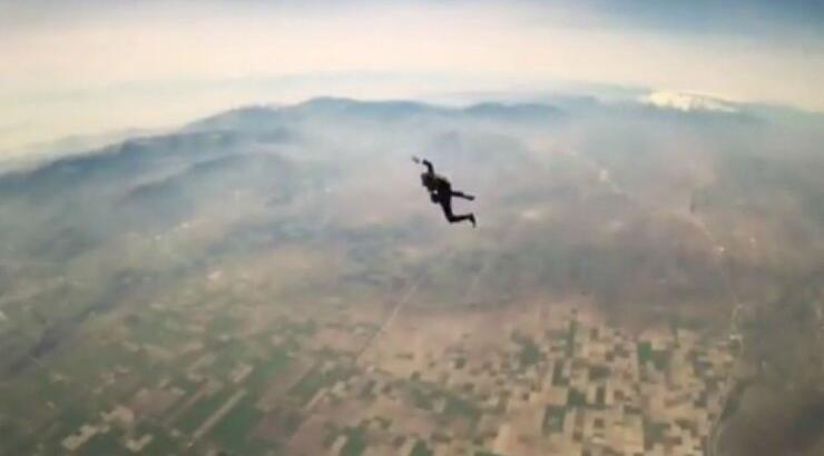 Τραγουδιστής αποκάλυψε στην Αριστοτέλους και μας άφησε άφωνους: "Έπεσα 25 φορές από αεροσκάφος για video clip"