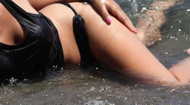 Ποια είναι η Κύπρια που ποζάρει με sexy look στη θάλασσα!