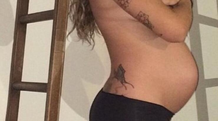 Ελληνίδα εγκυμονούσα φωτογραφήθηκε ημίγυμνη!