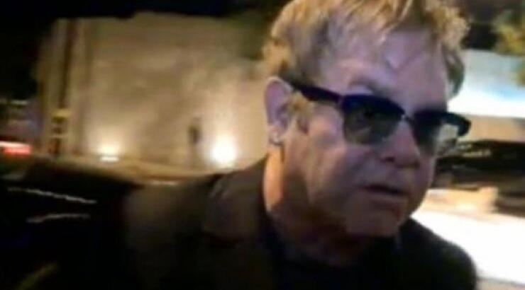 Άγρια επίθεση του Elton John σε τηλεοπτικά συνεργεία και φωτογράφους [video]