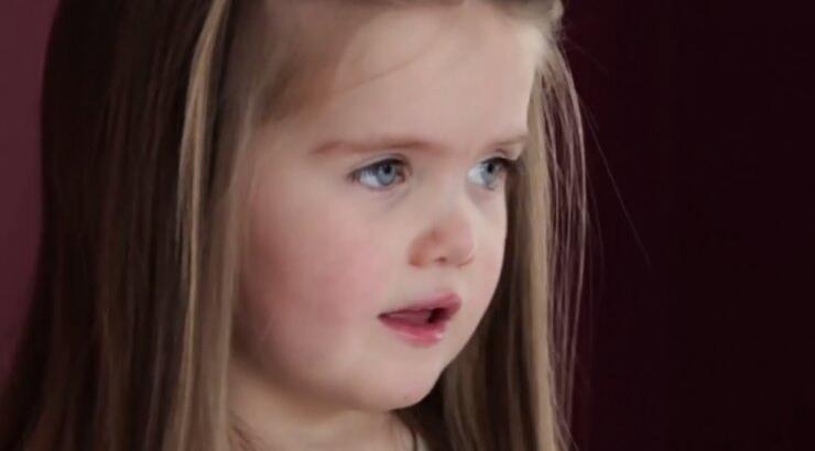 Συγκινητικό: 3χρονο κοριτσάκι κόβει τα μαλλιά του για τους καρκινοπαθείς [βίντεο]