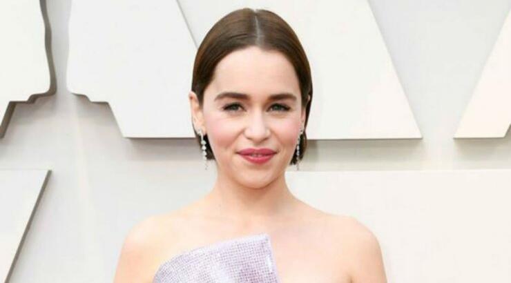 Emilia Clarke: Είδαμε για πρώτη φορά εικόνες της ηθοποιού από το “Game of Thrones” μετά το χειρουργείο στον εγκέφαλο