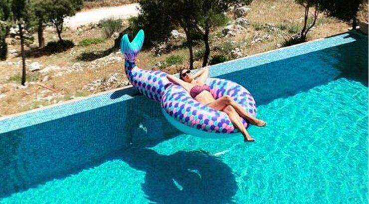 Κύπρια ηθοποιός με μαγιό και χωρίς ίχνος ρετούς