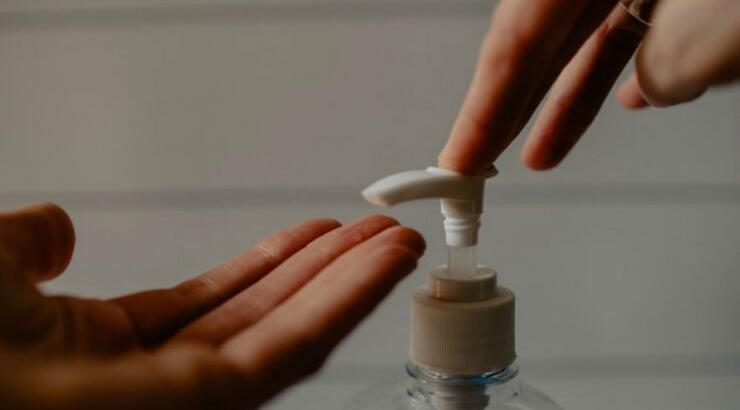 H Estee Lauder δίνει 2 εκ. δολάρια στους γιατρούς χωρίς σύνορα και ανοίγει εργοστάσιο για παραγωγή αντισηπτικού