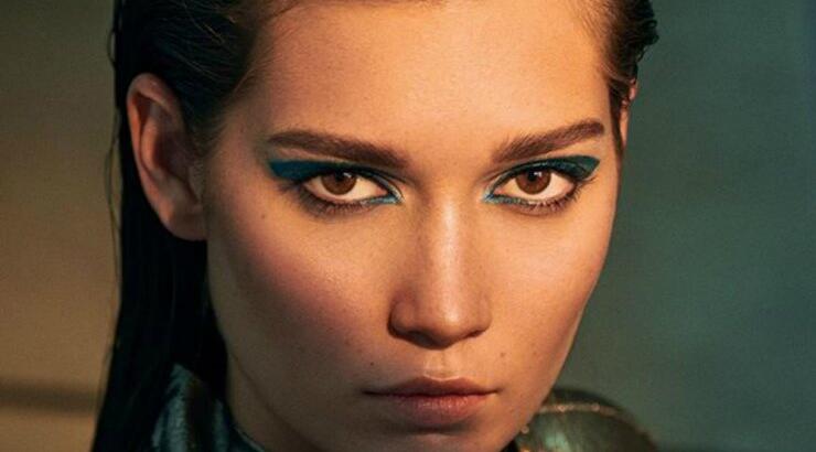 Μακιγιάζ για λάμψη, τολμηρά, αισθησιακά χείλη και βλέμμα που υπνωτίζει  