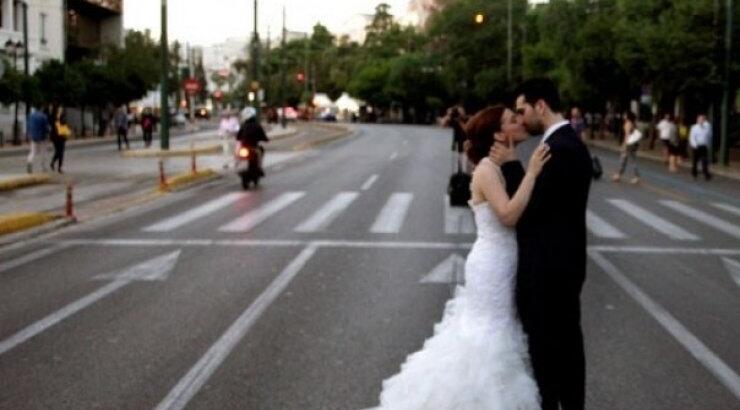 Το φιλί των νιόπαντρων στη συγκέντρωση «Μένουμε Ευρώπη» 