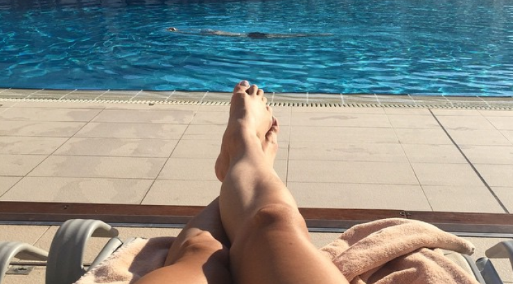 Σε ποια παρουσιάστρια της κυπριακής τηλεόρασης ανήκουν αυτά τα πόδια;