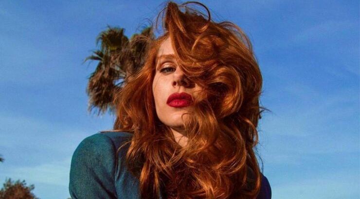 Shell Print: H Έβελυν Καζαντζόγλου φοράει το μοτίβο του οίκου Versace