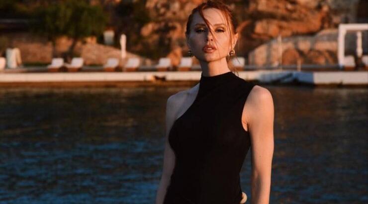 Έβελυν Καζαντζόγλου: Με δημιουργία NatarGeorgiou εντυπωσίασε στην εβδομάδα μόδας στο Παρίσι