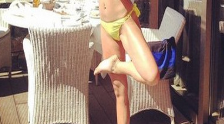 Ποια Ελληνίδα παρουσιάστρια κάνει γιόγκα με μαγιό!