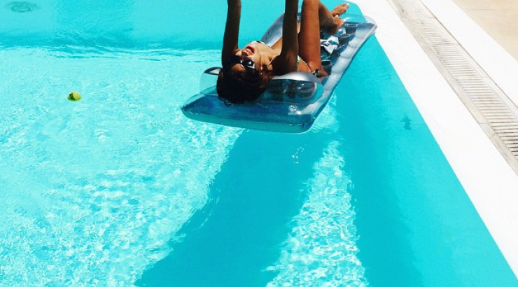 Ποια επώνυμη Κύπρια απολαμβάνει βουτιές στην πισίνα;