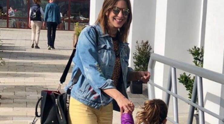 Κωνσταντίνα Ευριπίδου: Στην κουζίνα με τη μικρή Αριάδνη φτιάχνοντας μπισκότα 