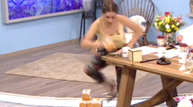 “Πάγωσε” το πλατό! Η Κωνσταντίνα Ευριπίδου έπεσε on air από την καρέκλα! [βίντεο]