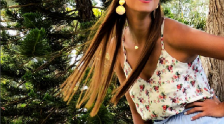 Κωνσταντίνα Ευριπίδου: Tο στιλιστικό της τρικ για τη δημιουργία ενός casual look με τη sequined φούστα