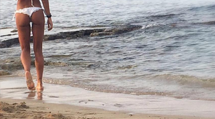 Επώνυμη Κύπρια με string στην παραλία του Πρωταρά!