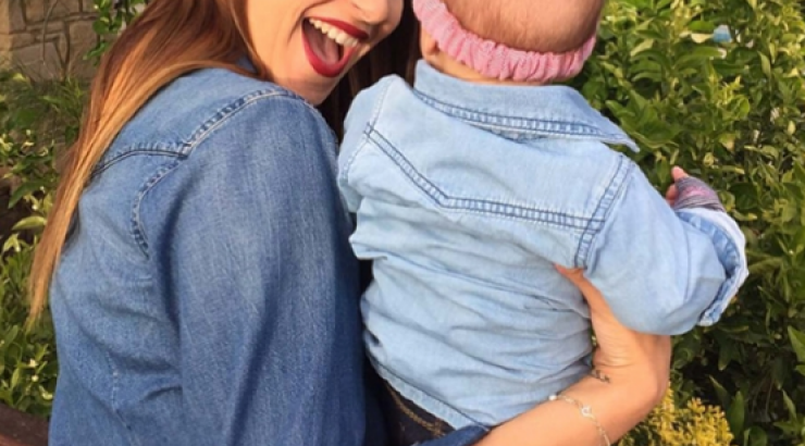 Κωνσταντίνα Ευριπίδου: Στο σαλόνι του σπιτιού της με την μικρή Αριάδνη να παίζει με τον αδερφό της!