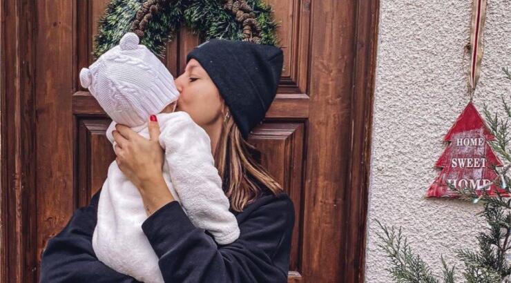 Super cute! Η Κωνσταντίνα Ευριπίδου γυμνάζεται στο έδαφος αγκαλιά με τον μικρό Νίκο! [βίντεο]