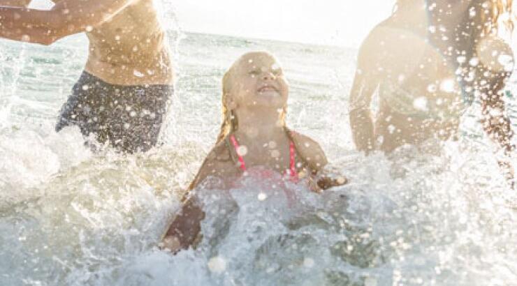 Μικροί και μεγάλοι, ζούμε τη χαρά του ήλιου προστατευμένοι με τη σιγουριά της Frezyderm
