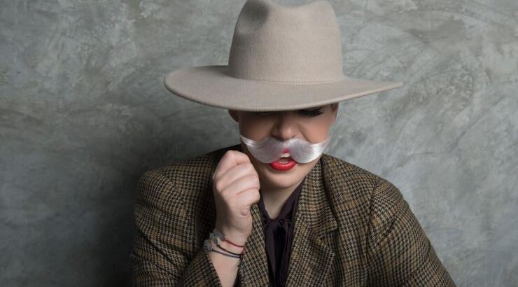 H Κωνστάντια Δημητριάδου φόρεσε το βραχιόλι-μουστάκι του Movember Cyprus