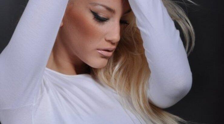 Εύα Τσάχρα: Η καυτή θεολόγος που αναστάτωσε το "The Voice 2"